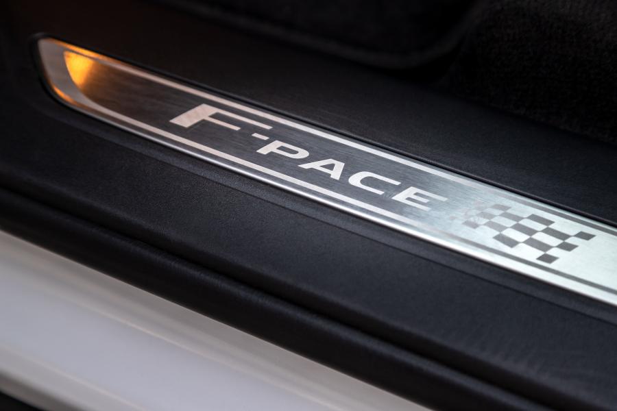 Логотип Jaguar F-Pace 25d AWD Chequered Flag 2020 года  (ZA) (фото 30 из 37)